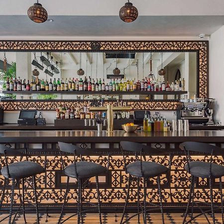Hotel Figueroa, Unbound Collection By Hyatt Los Angeles Bagian luar foto The bar at the restaurant