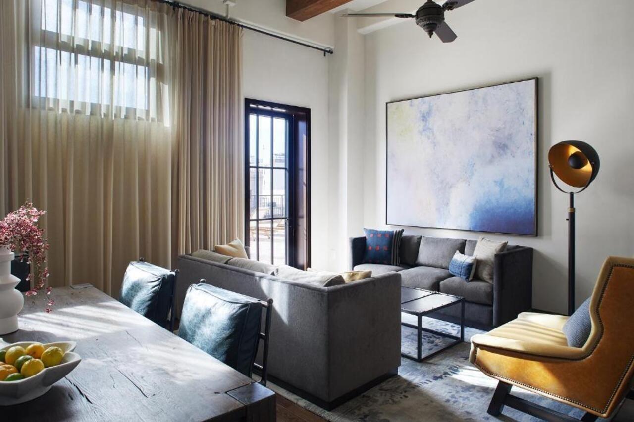 Hotel Figueroa, Unbound Collection By Hyatt Los Angeles Bagian luar foto A living room in a home