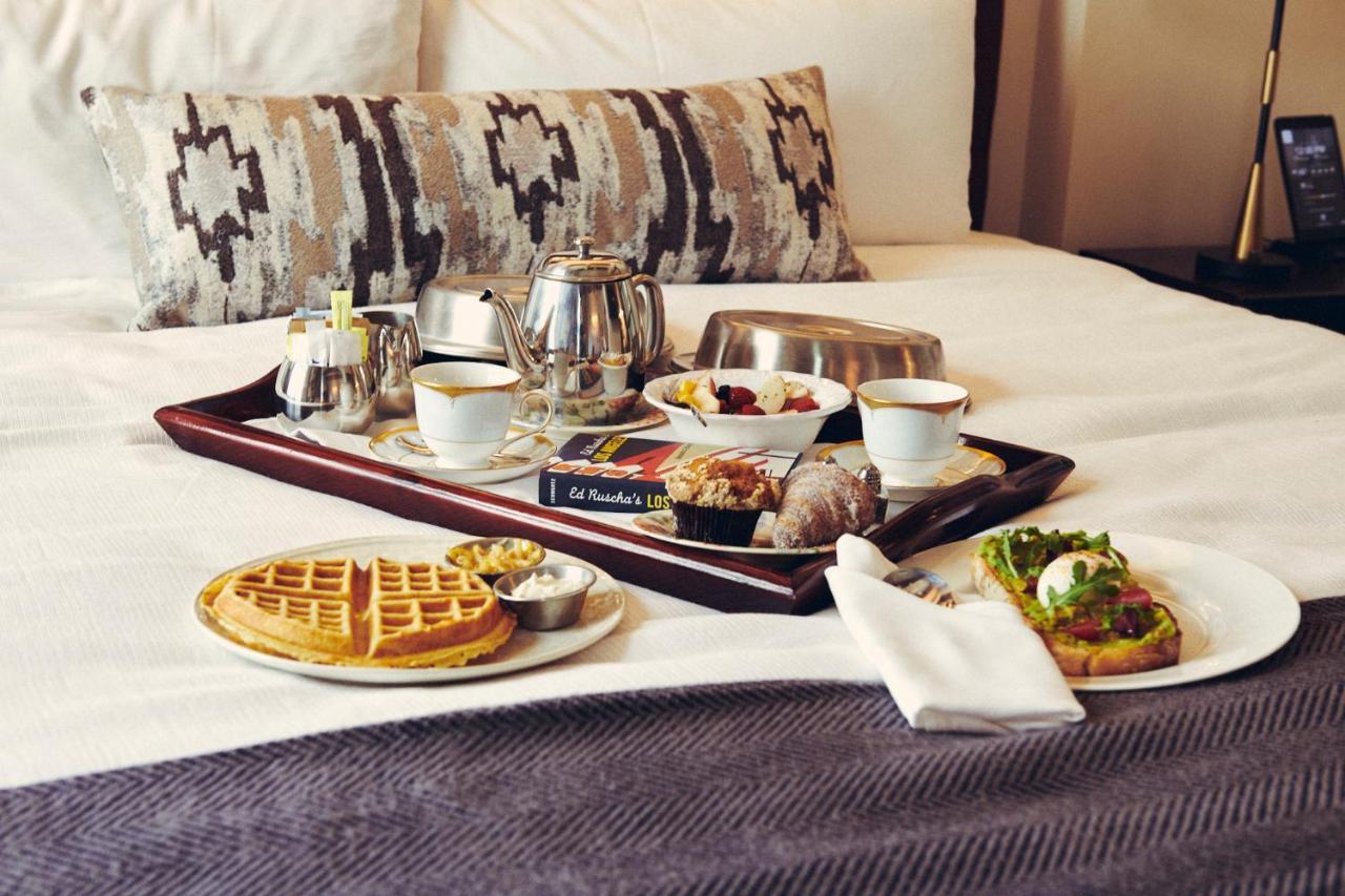 Hotel Figueroa, Unbound Collection By Hyatt Los Angeles Bagian luar foto Room service