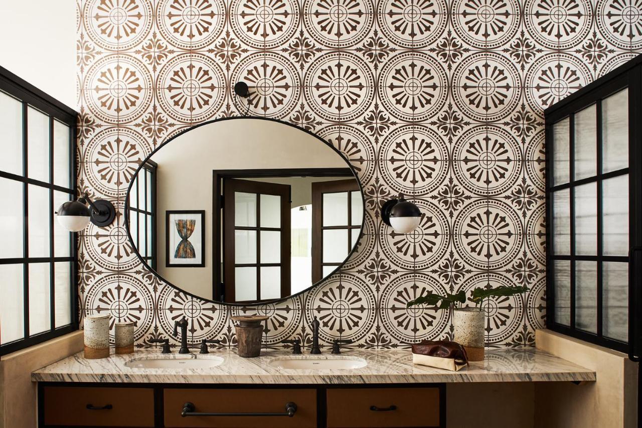Hotel Figueroa, Unbound Collection By Hyatt Los Angeles Bagian luar foto Bathroom with decorative tile