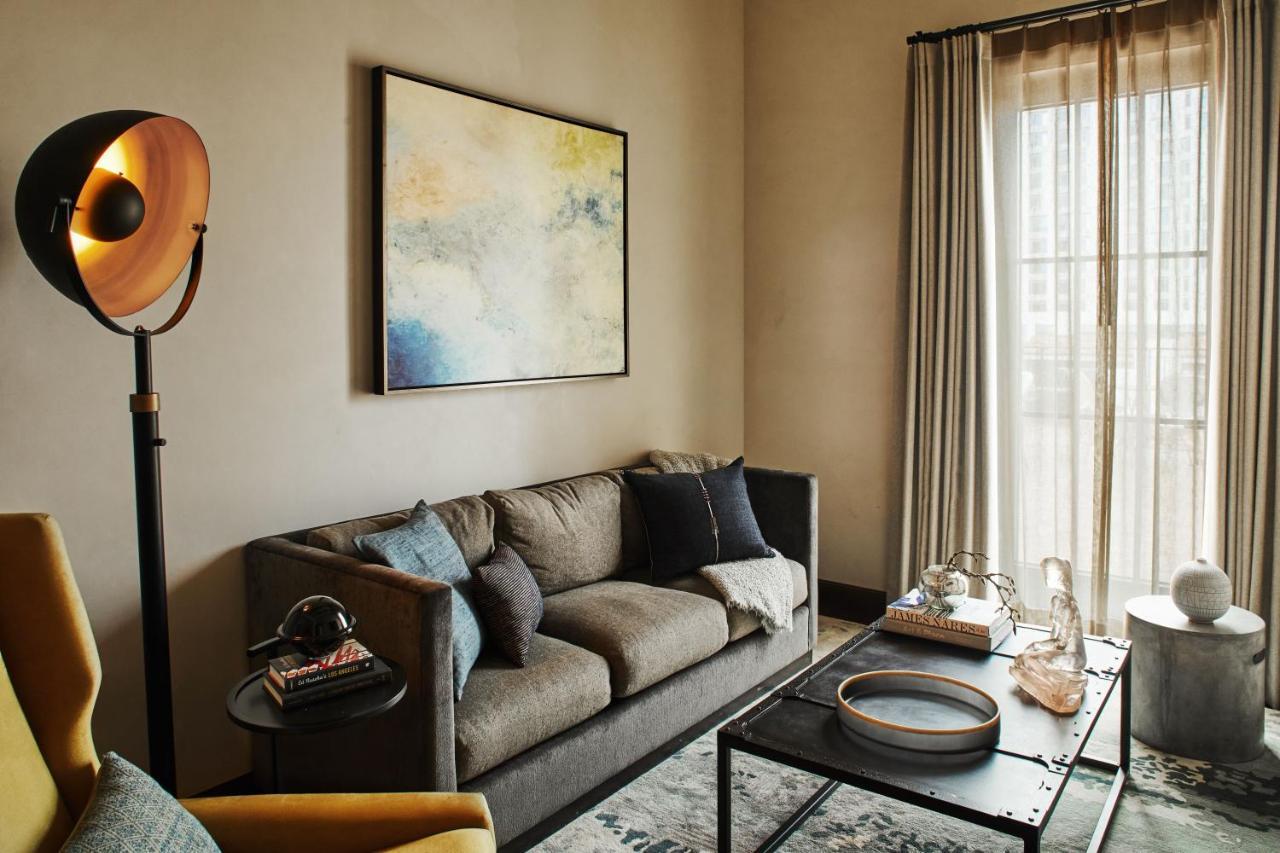 Hotel Figueroa, Unbound Collection By Hyatt Los Angeles Bagian luar foto A living room with a sofa
