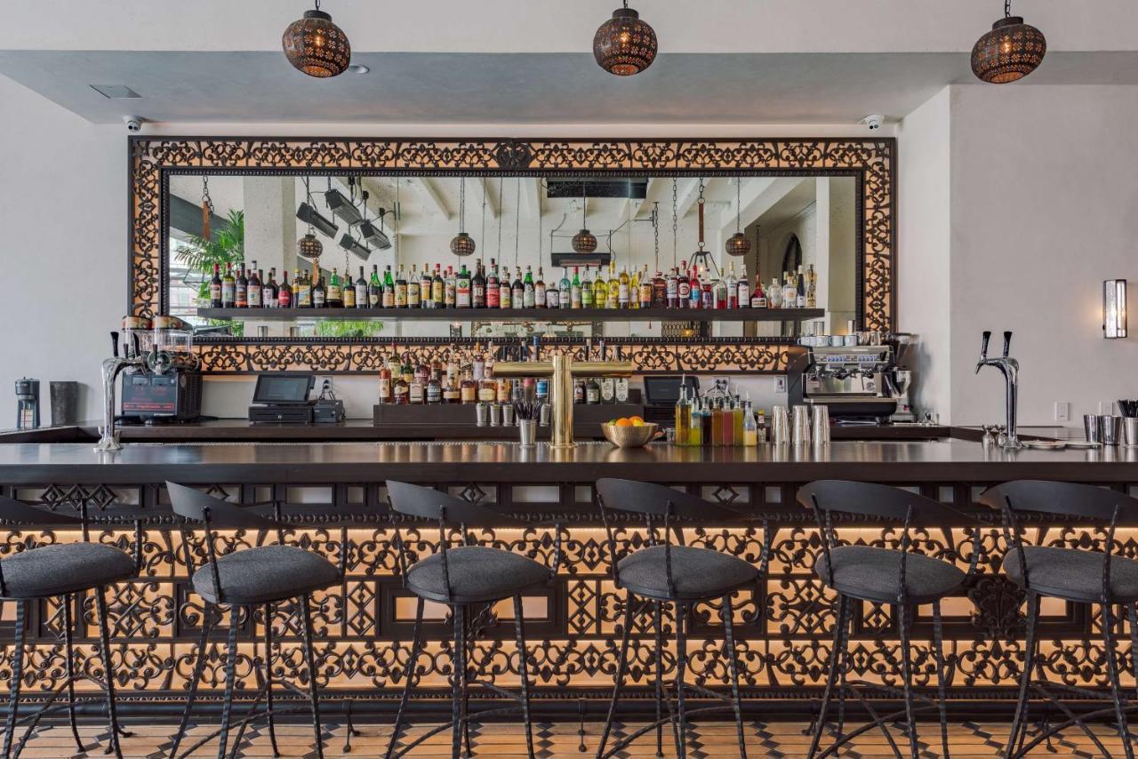 Hotel Figueroa, Unbound Collection By Hyatt Los Angeles Bagian luar foto The bar at the restaurant