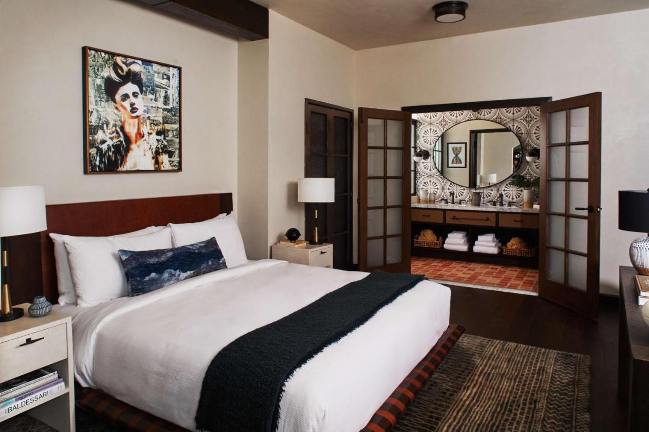 Hotel Figueroa, Unbound Collection By Hyatt Los Angeles Bagian luar foto A guest room at the Hotel Valley Ho
