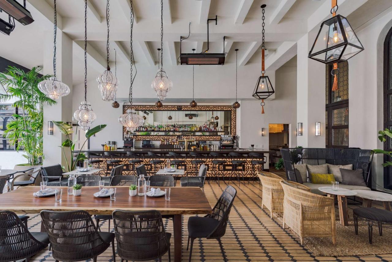 Hotel Figueroa, Unbound Collection By Hyatt Los Angeles Bagian luar foto The interior of the restaurant