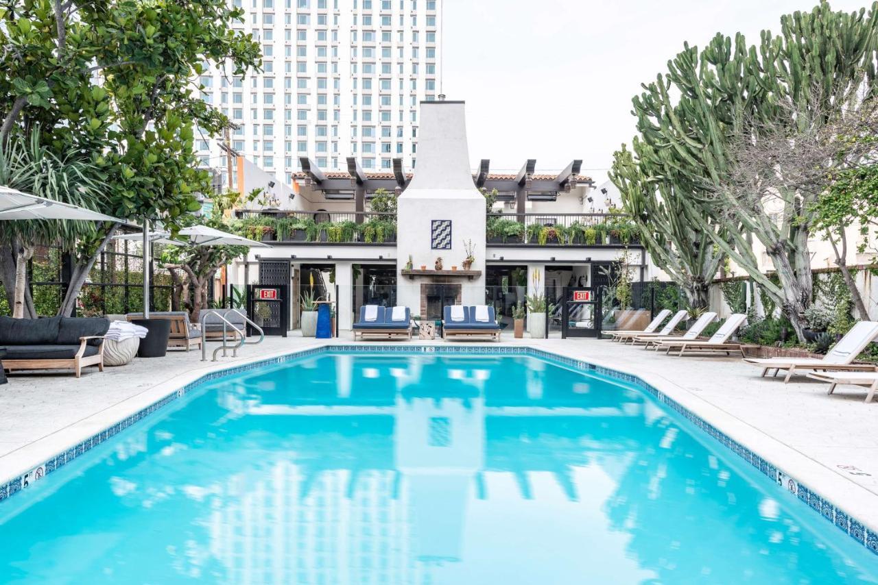 Hotel Figueroa, Unbound Collection By Hyatt Los Angeles Bagian luar foto The pool at the Standard Hollywood
