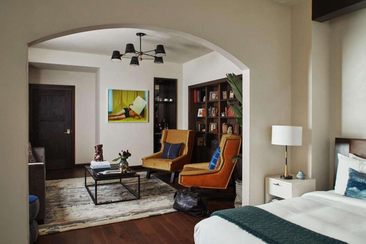 Hotel Figueroa, Unbound Collection By Hyatt Los Angeles Bagian luar foto A suite at the hotel