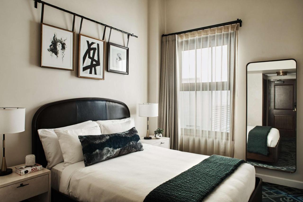 Hotel Figueroa, Unbound Collection By Hyatt Los Angeles Bagian luar foto A bedroom at the Hotel Zags