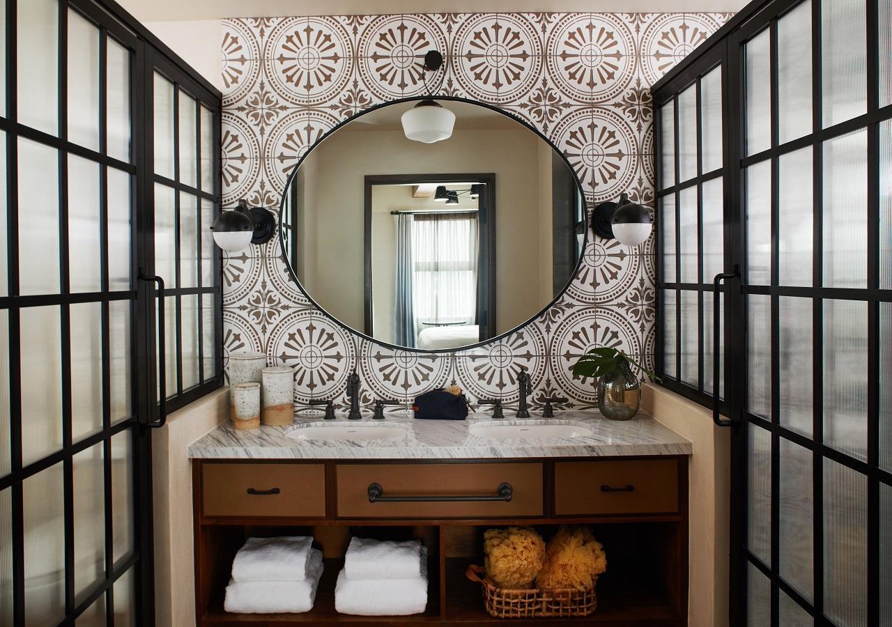 Hotel Figueroa, Unbound Collection By Hyatt Los Angeles Bagian luar foto Bathroom at the Hotel Valencia