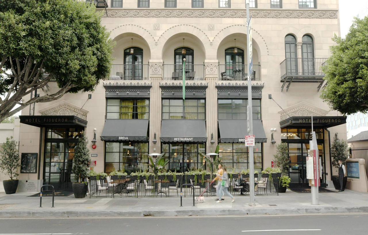 Hotel Figueroa, Unbound Collection By Hyatt Los Angeles Bagian luar foto The former headquarters of the Los Angeles Times Building, now home to the Los Angeles Design Center